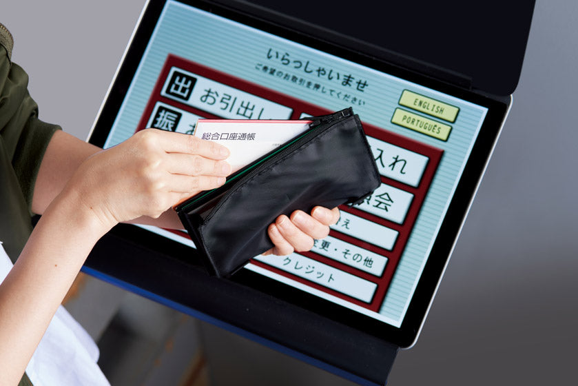 貴重品まとめるポーチ