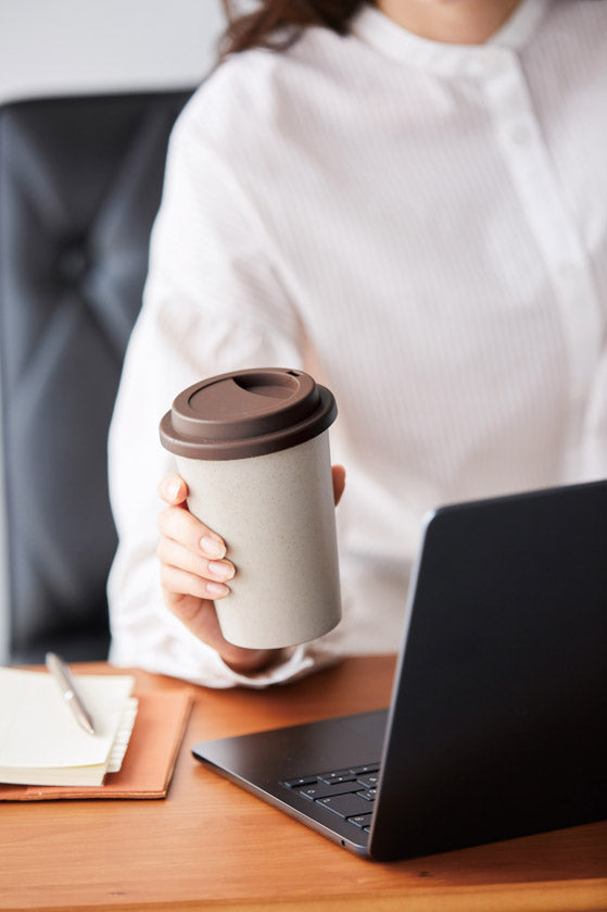 リル バンブーファイバータンブラーを手に持ったイメージ