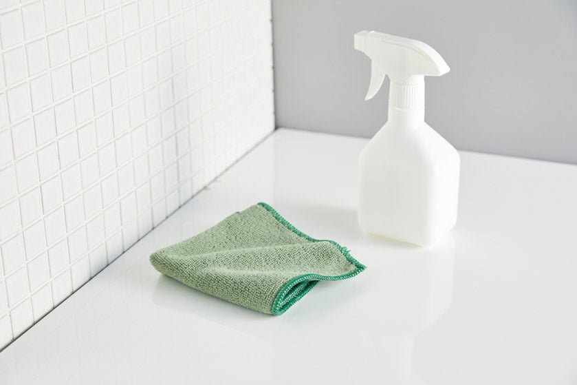 リル 再生PETお掃除クロス3枚セット と掃除グッズを並べたイメージ