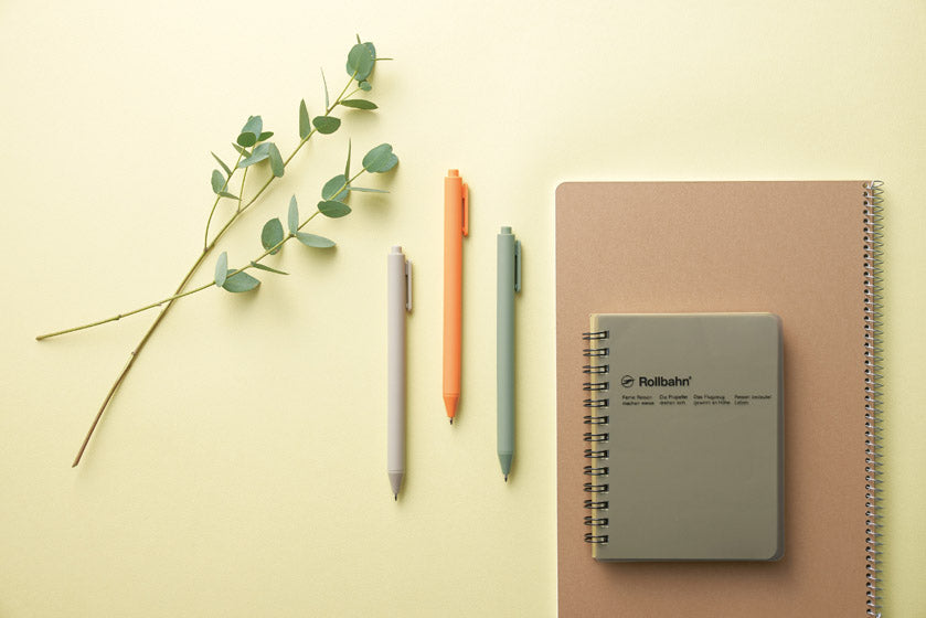 リル 再生樹脂ボールペンをノートと並べたイメージ