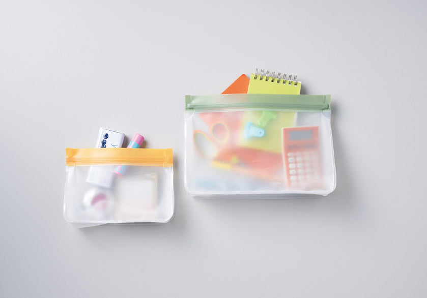 リル 繰り返し使えるジッパーバッグ2枚組に雑貨を入れたイメージ