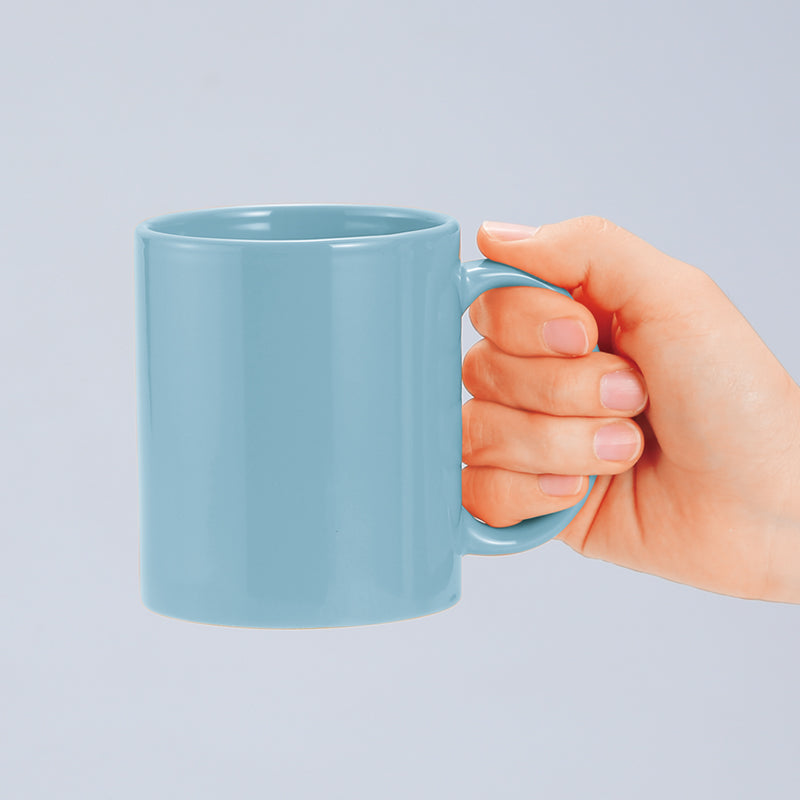 ブルーのマグカップを手に持った写真