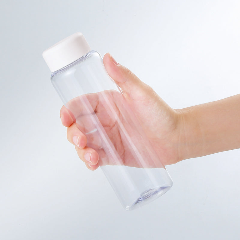 スリムタイプクリアボトルを手に持った画像