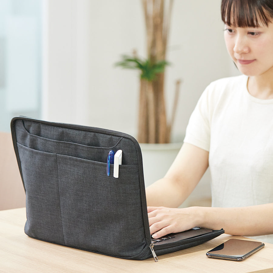 ハンドルがしまえるPCバッグ