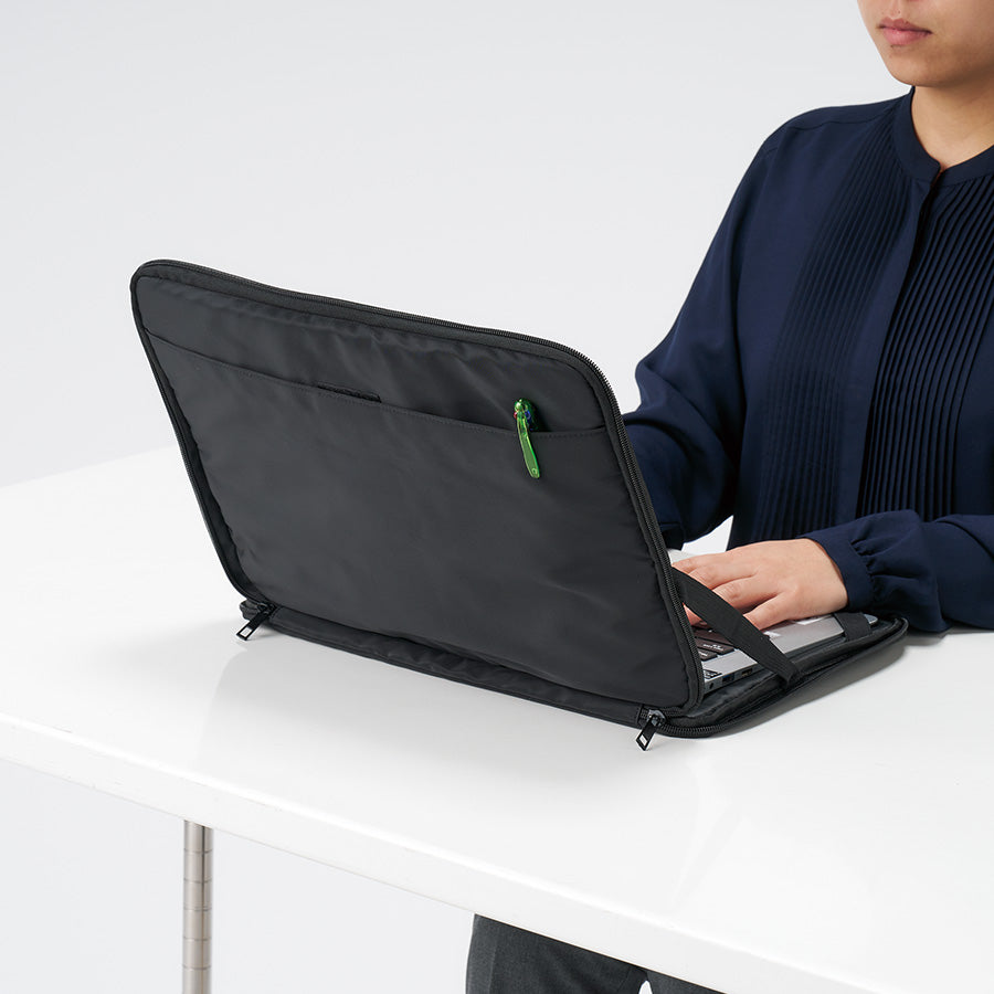入れたまま使えるノートPCバッグ