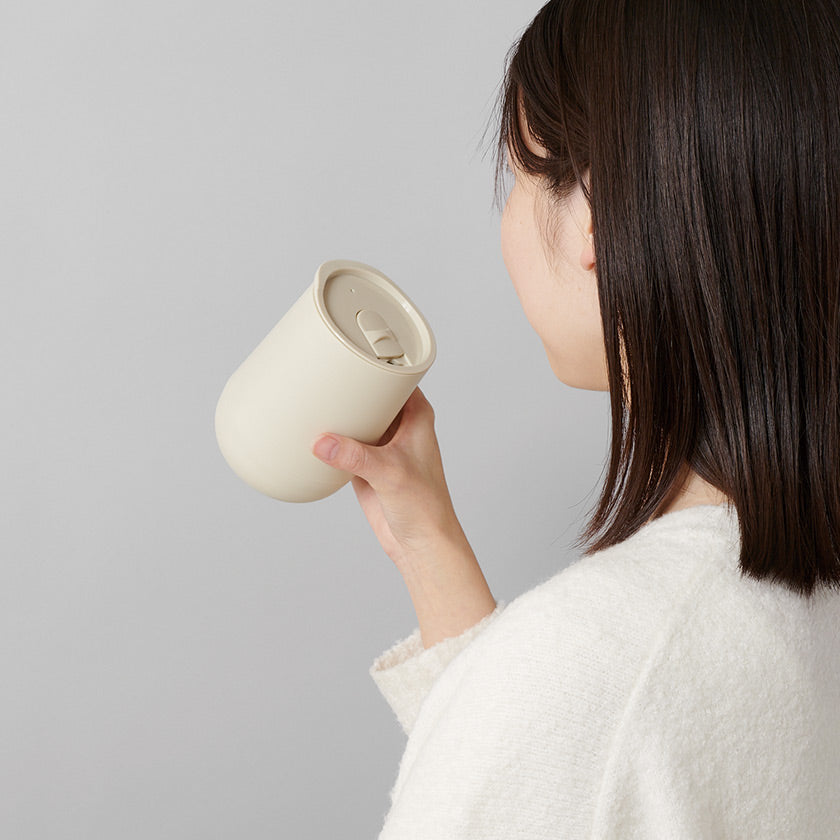 蓋付きラウンドタンブラー 320ml 使用イメージ