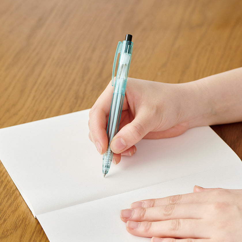 海洋プラスチックをリサイクルしたボールペン