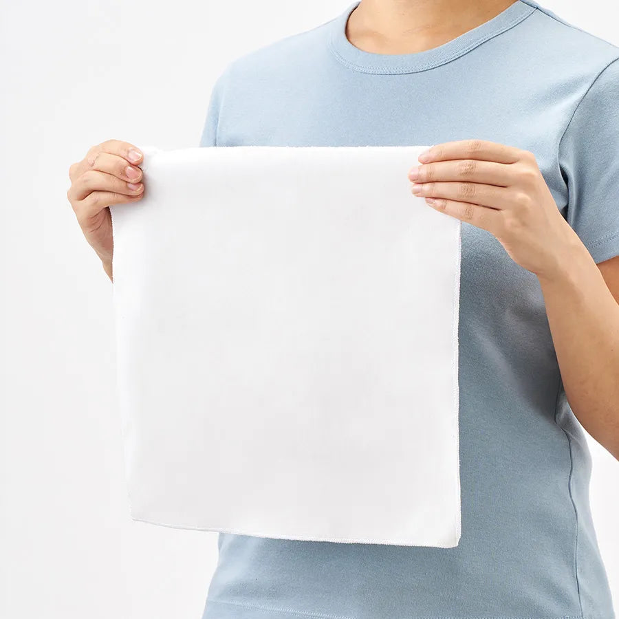 ピタットくっつく保冷保温タオル 手に取った時の大きさ