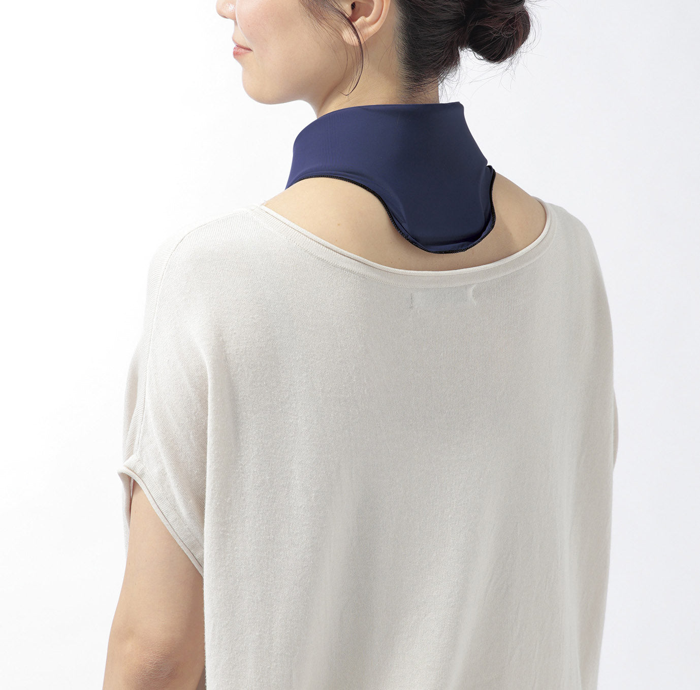 ひんやりゲルネッククーラー　使用イメージ　後ろ