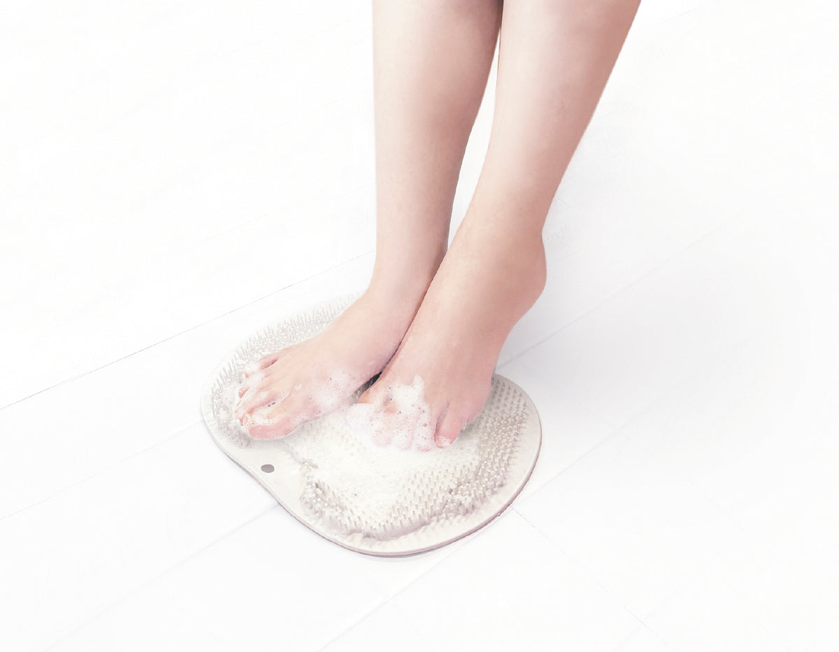 足裏ブラシを使用しているイメージ
