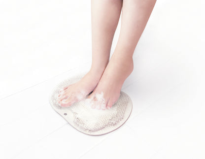 足裏ブラシを使用しているイメージ