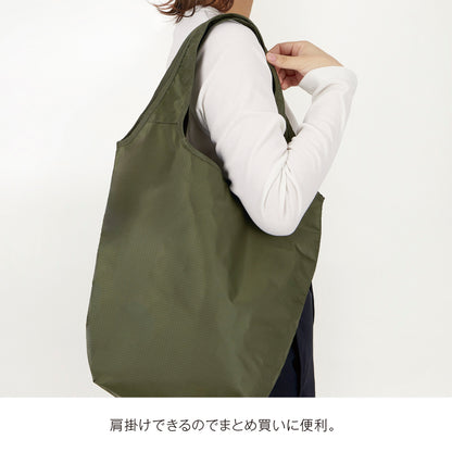 テントクロス保冷温マルシェトートを肩掛けしたイメージ