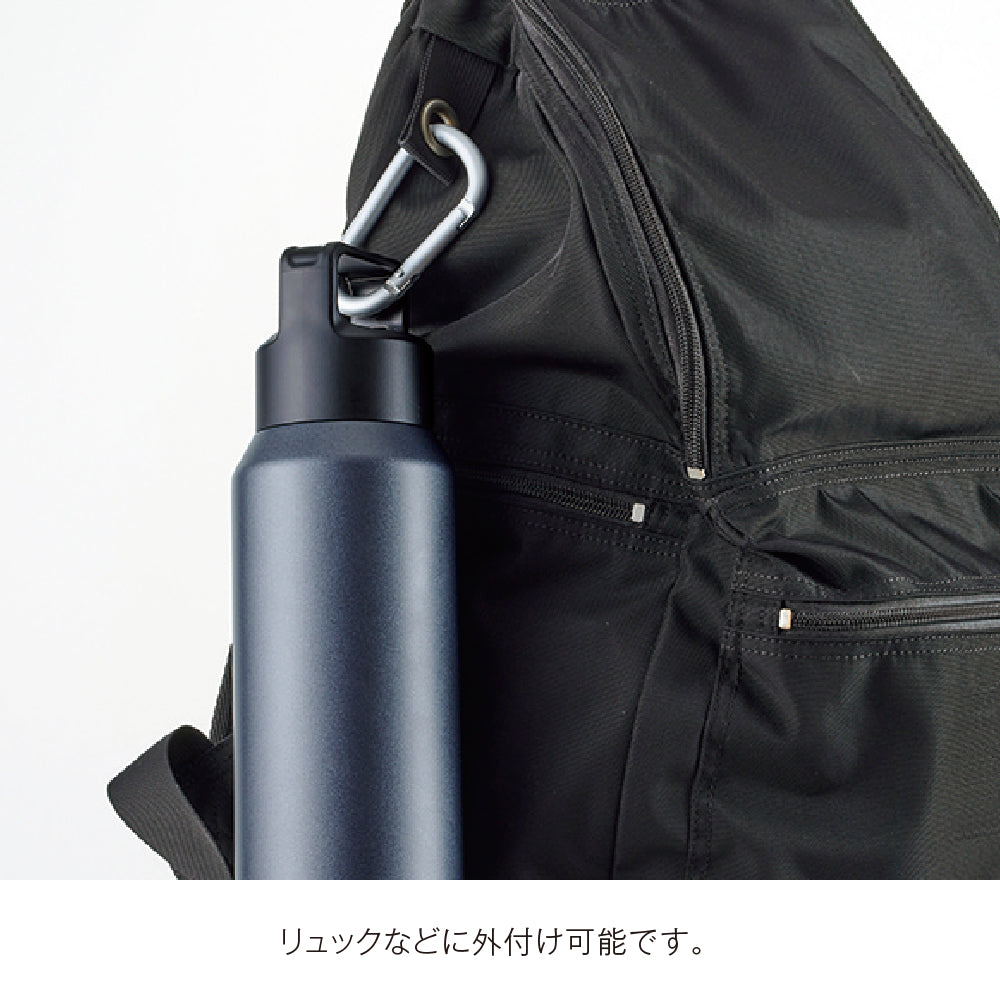 真空セラミック炭酸ボトル（800ml）をリュックに外付けしているイメージ
