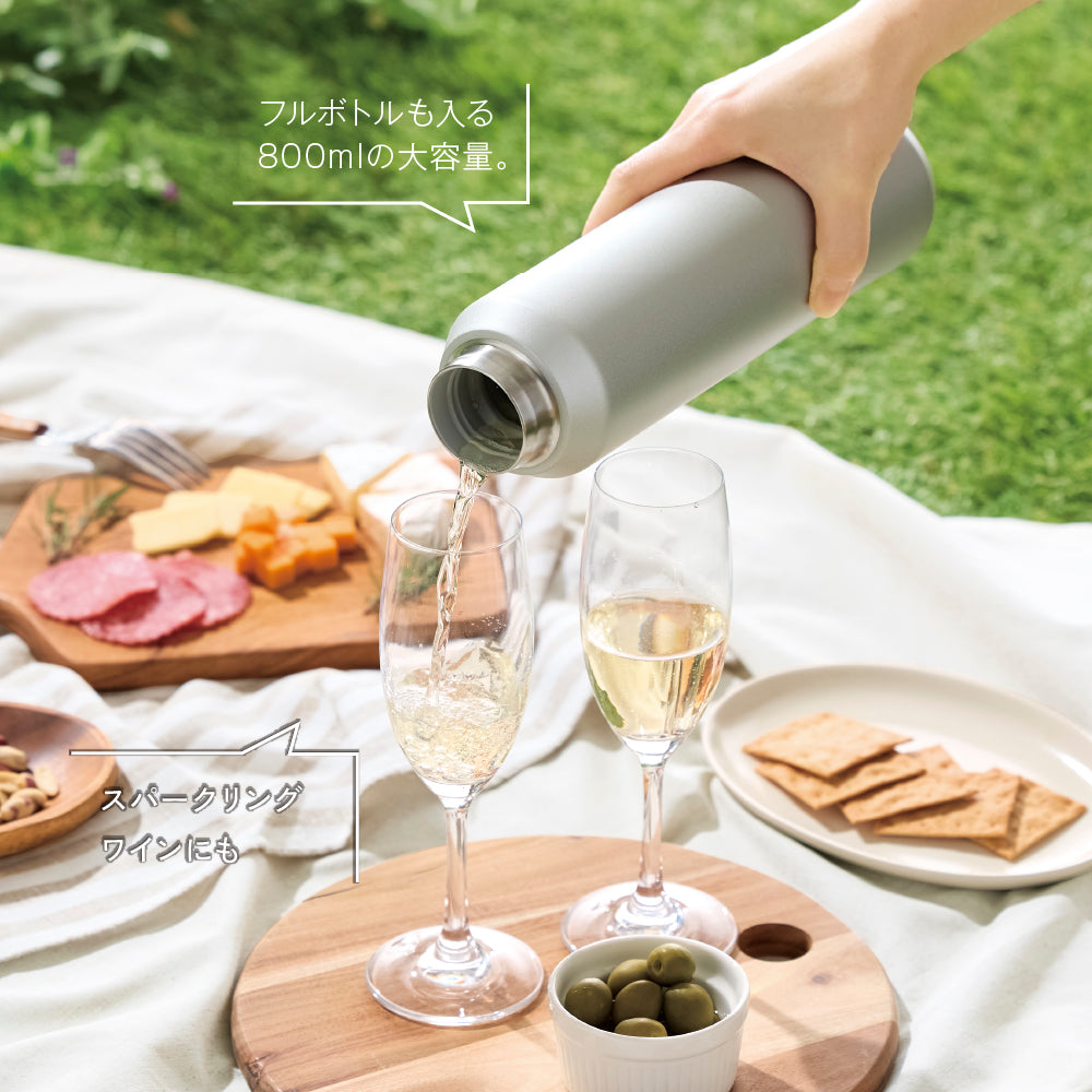 真空セラミック炭酸ボトル（800ml）でスパークリングワインを注いでるイメージ