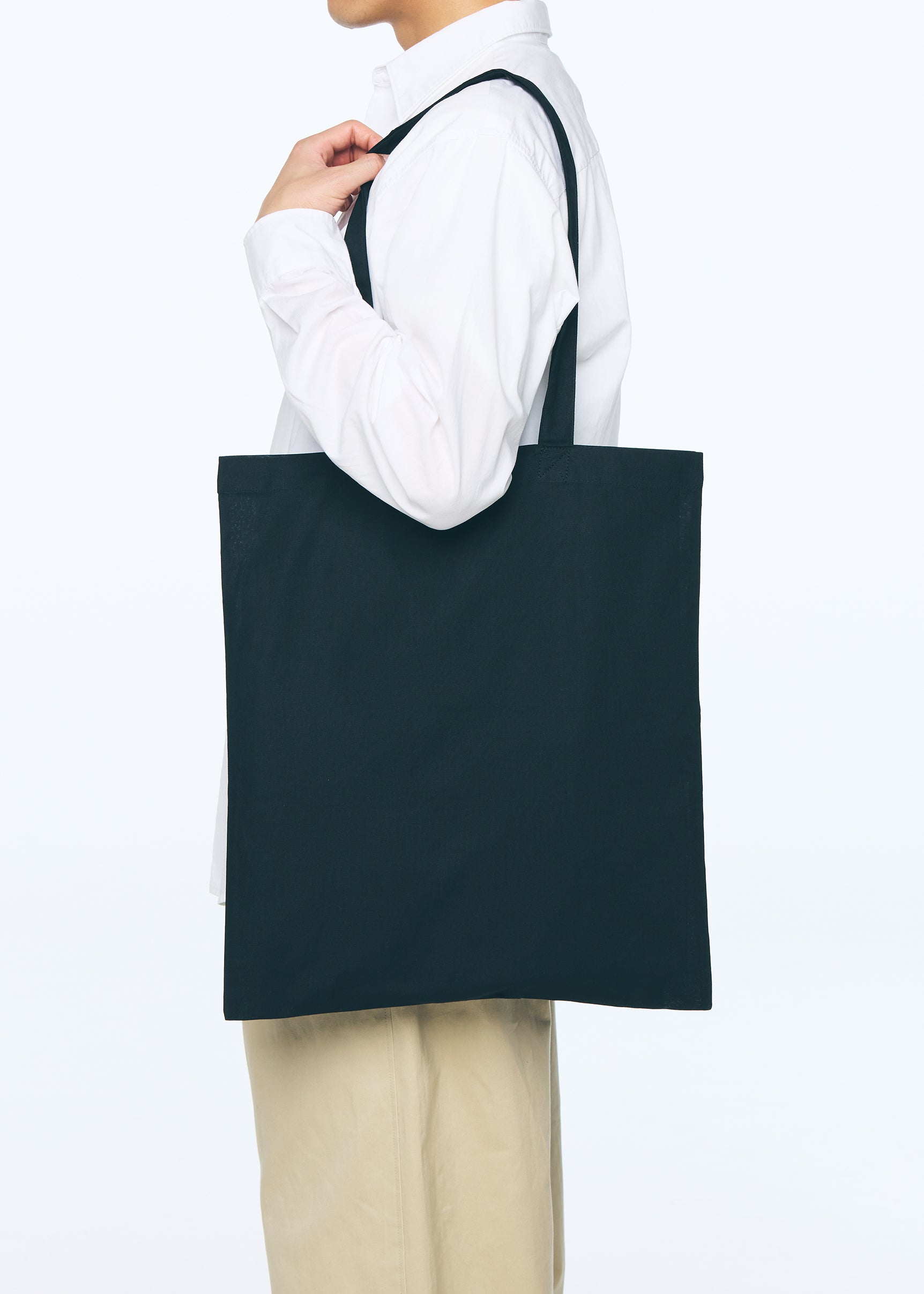 デイリー フラット トートバッグ　L　着用カラー：ブラック　モデル身長：178cm