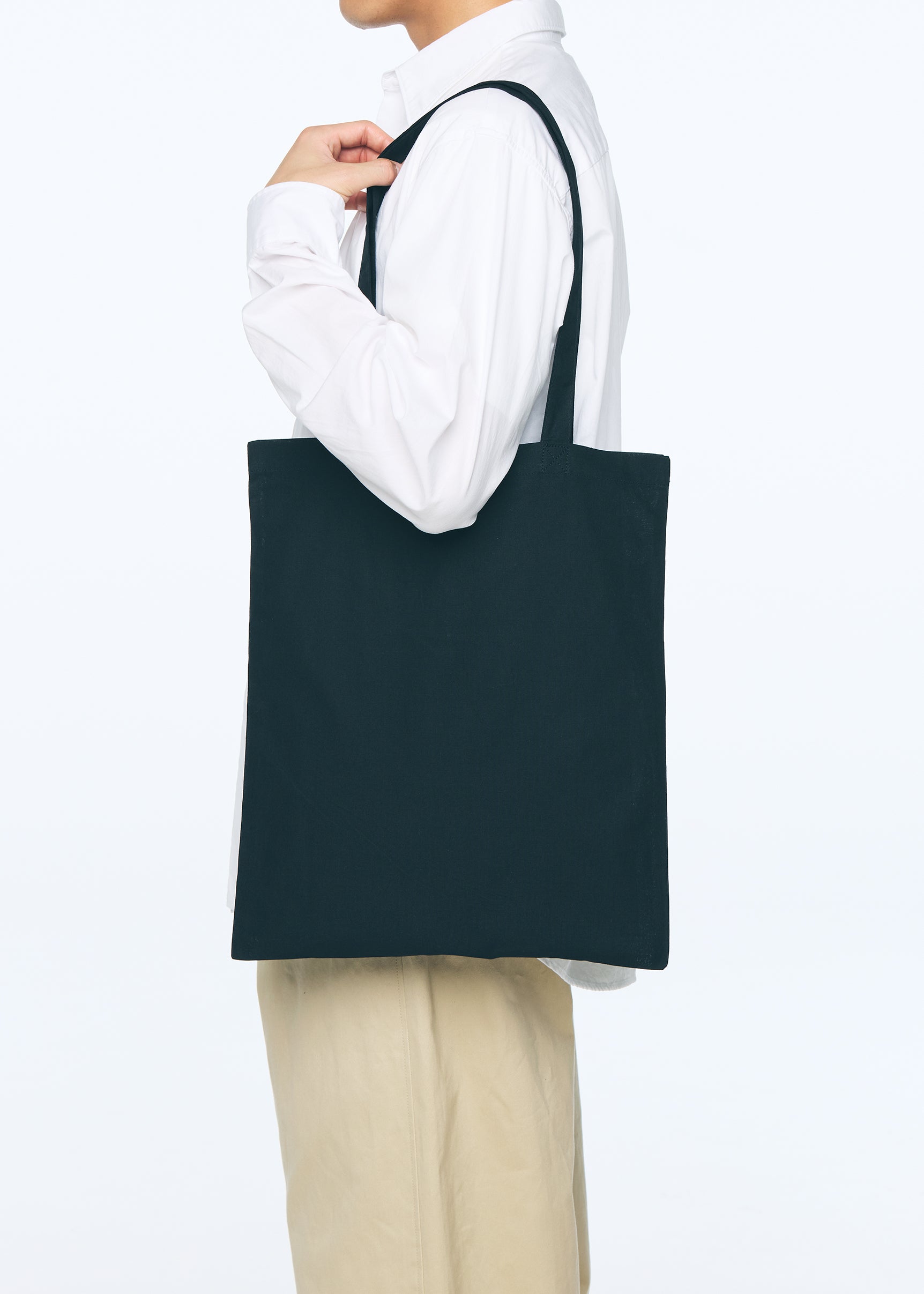 デイリー フラット トートバッグ　M　着用カラー：ブラック　モデル身長：178cm