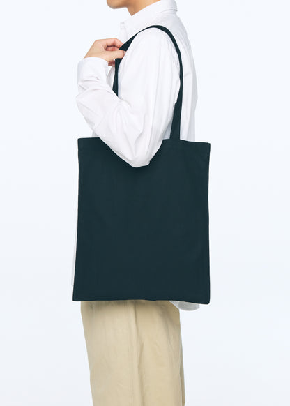 デイリー フラット トートバッグ　M　着用カラー：ブラック　モデル身長：178cm
