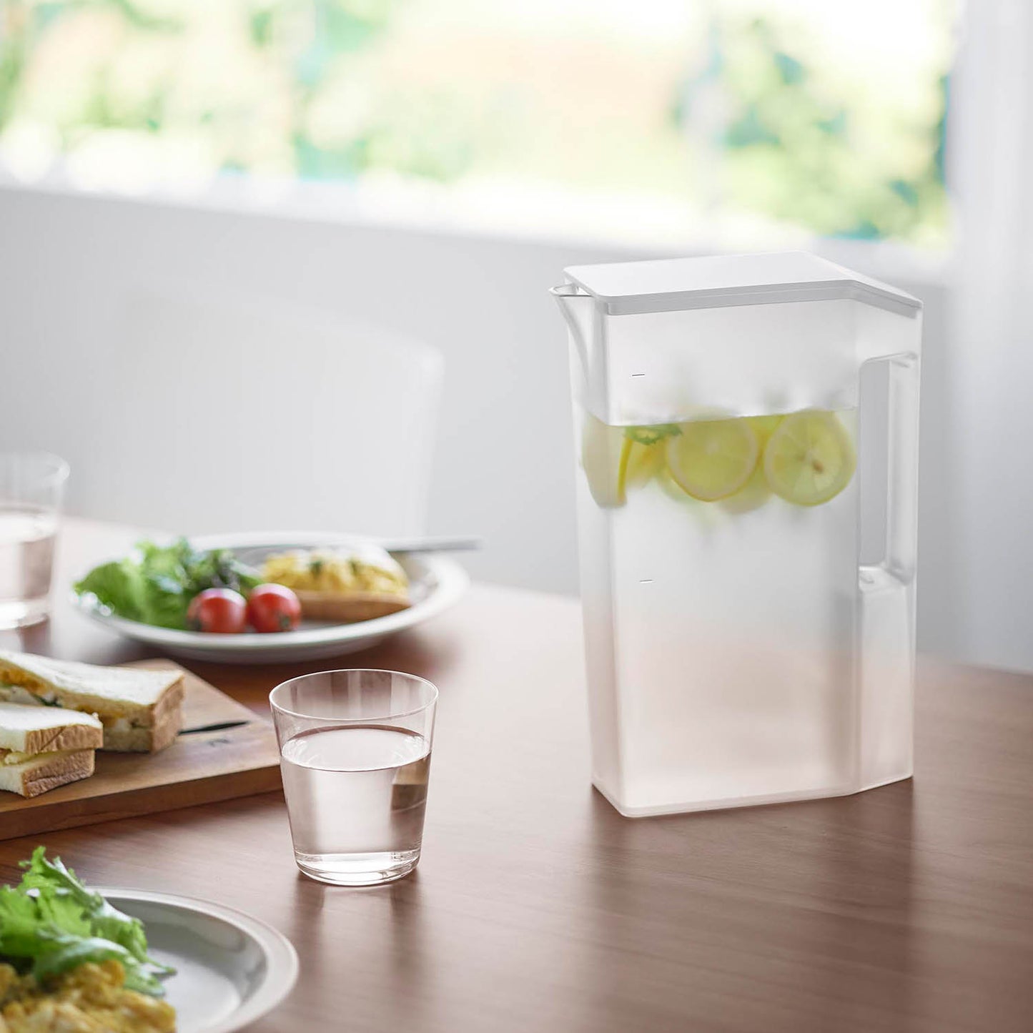 ハンドル付きスリム冷水筒 タワー ２Ｌ