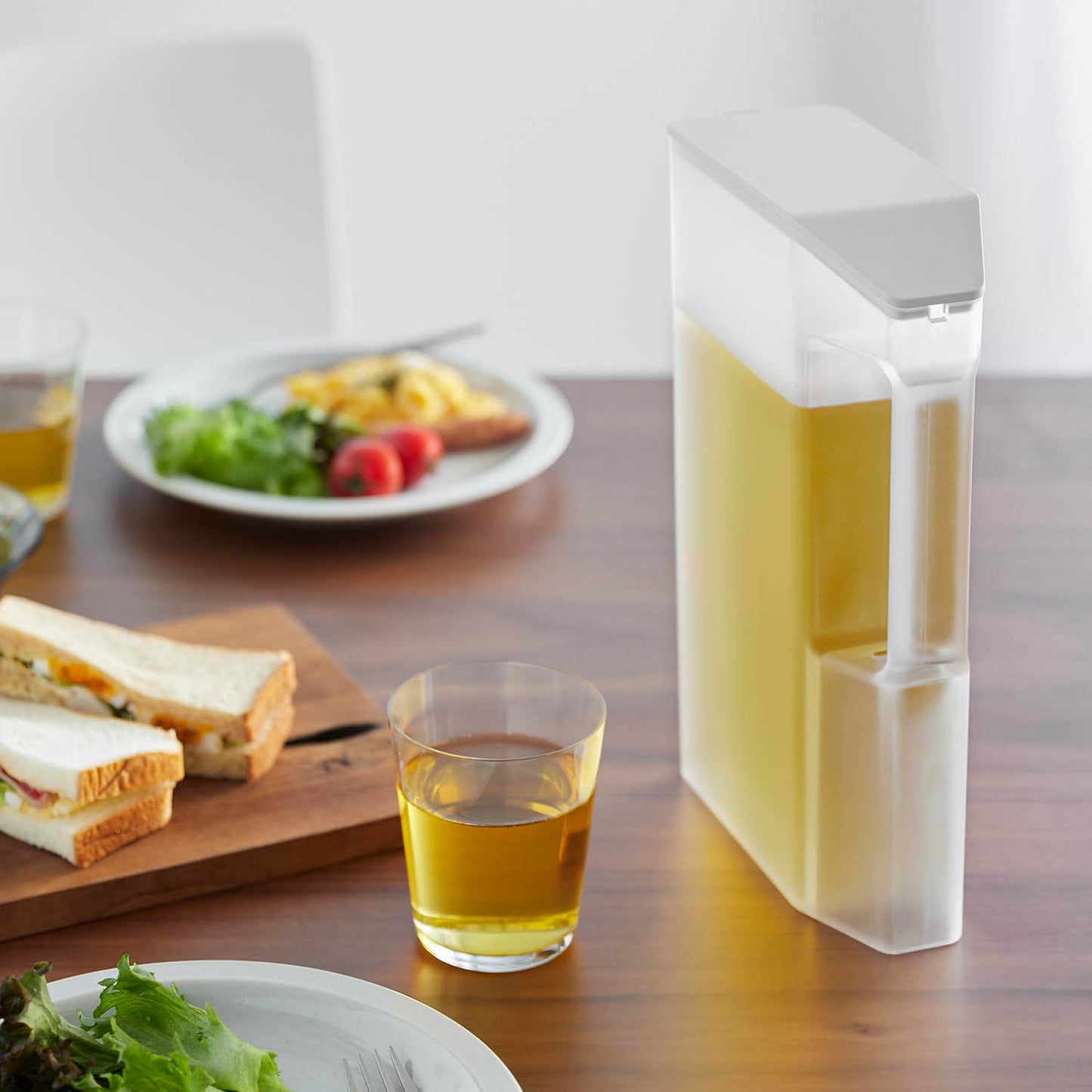 ハンドル付きスリム冷水筒 タワー ２Ｌ