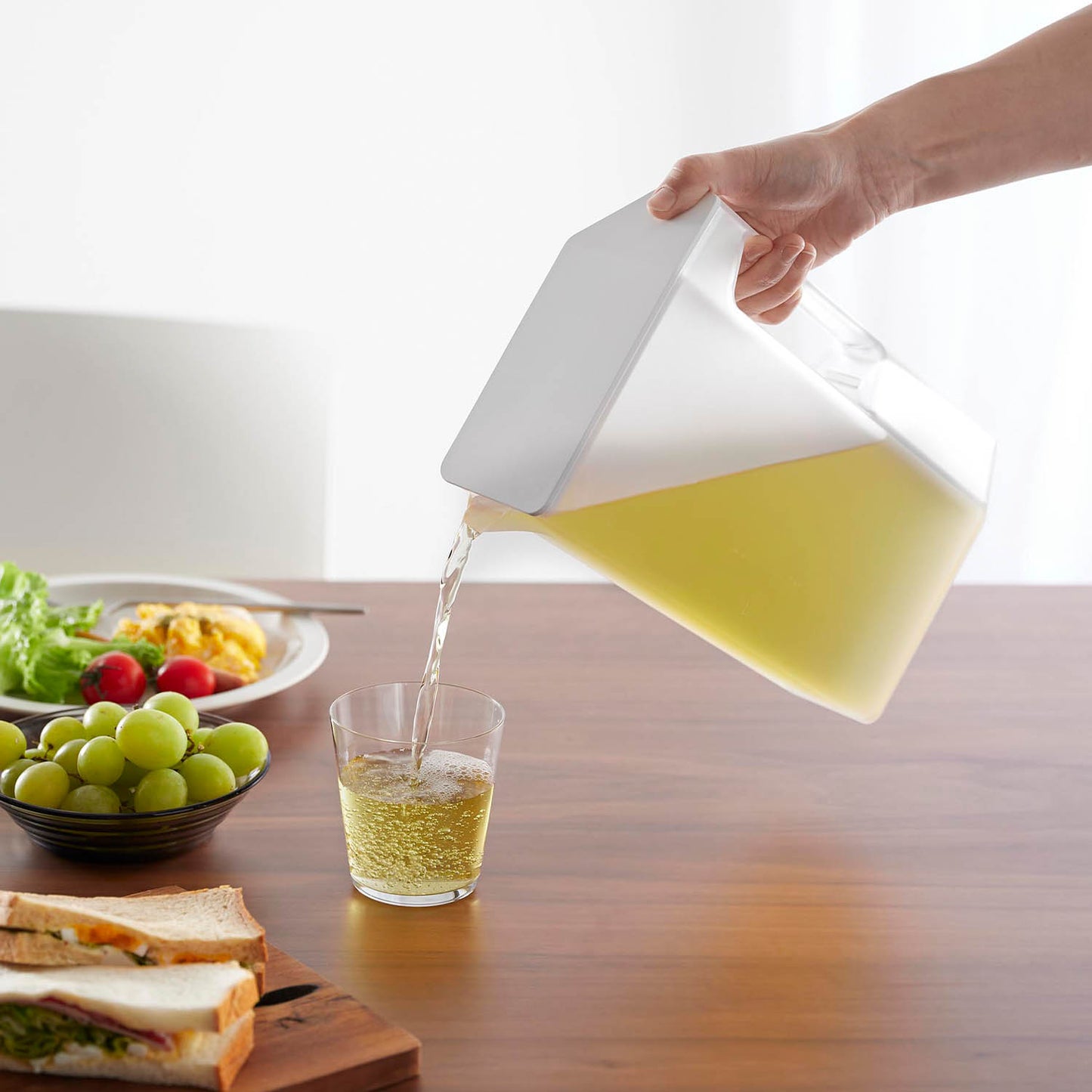 ハンドル付きスリム冷水筒 タワー ２Ｌ