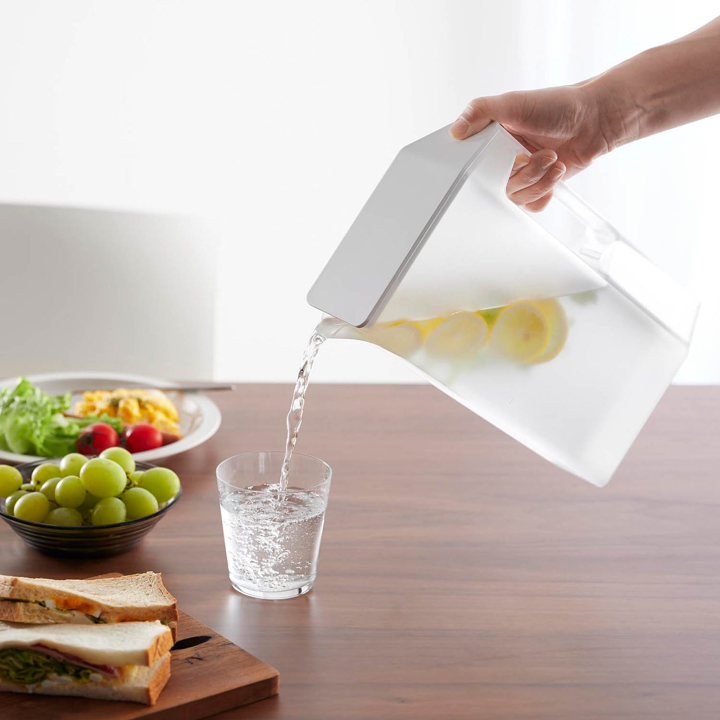 ハンドル付きスリム冷水筒 タワー ２Ｌ