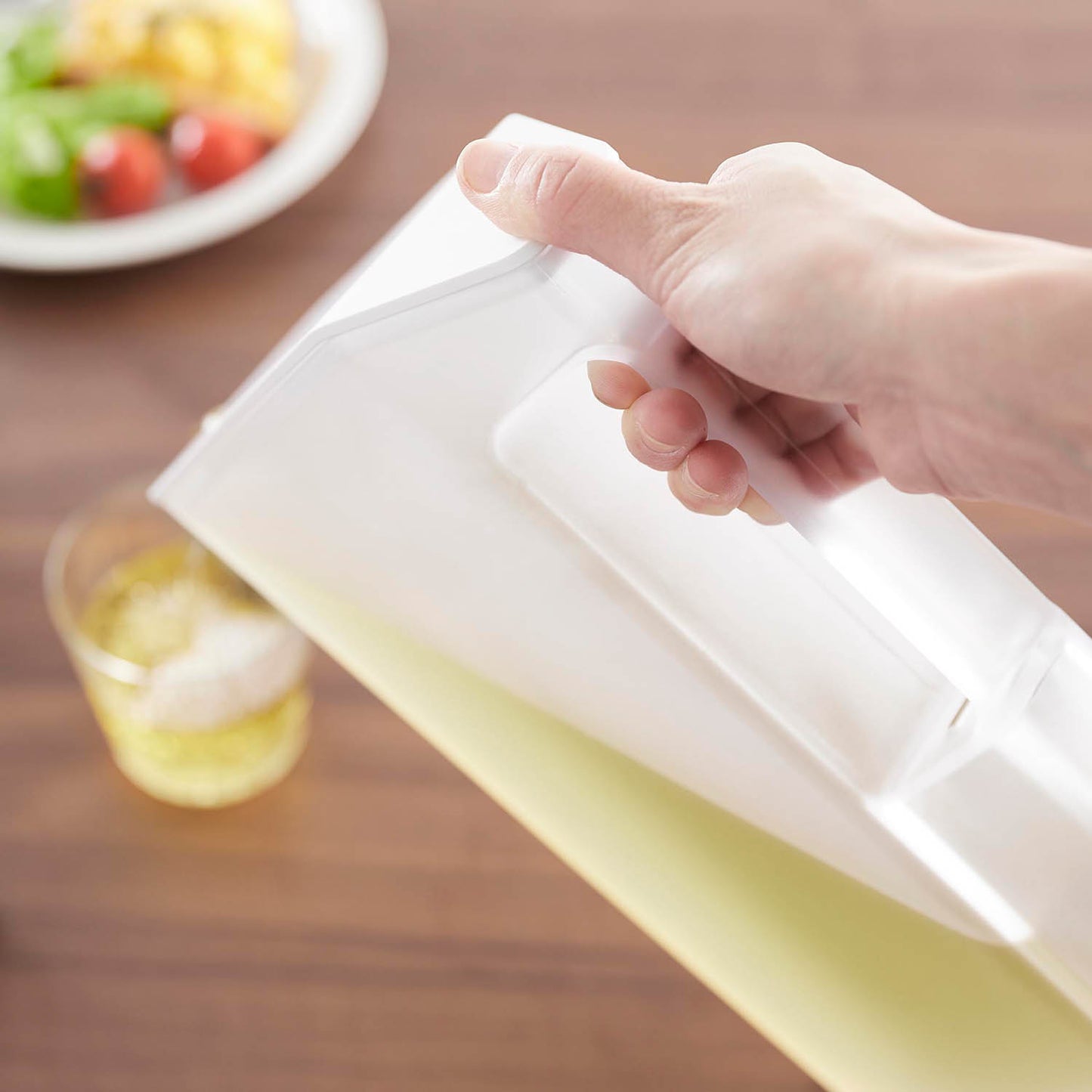 ハンドル付きスリム冷水筒 タワー ２Ｌ