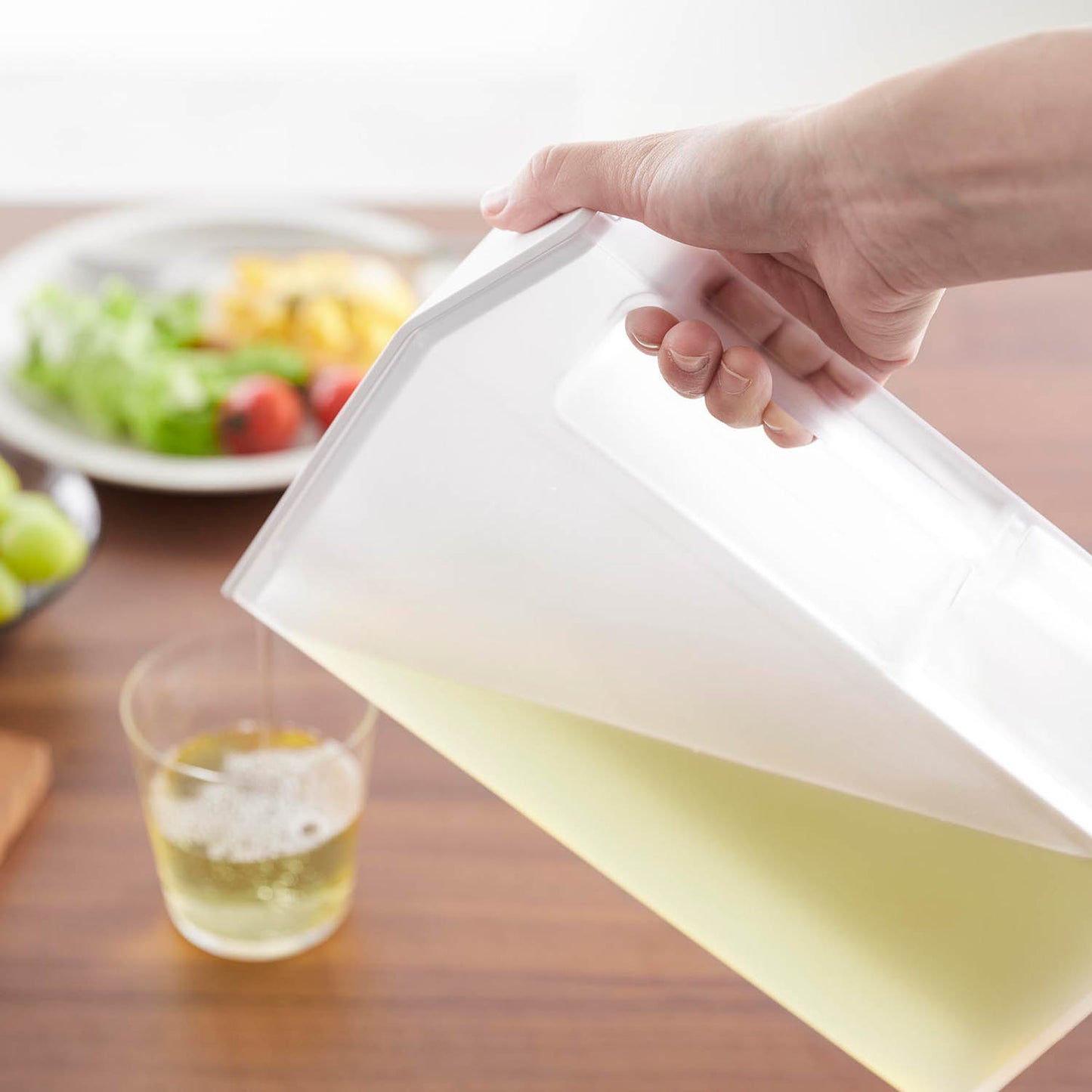 ハンドル付きスリム冷水筒 タワー ２Ｌ