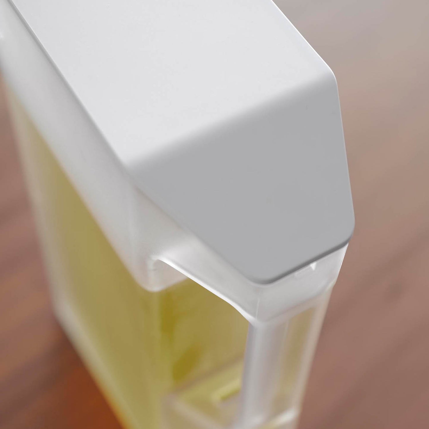 ハンドル付きスリム冷水筒 タワー ２Ｌ