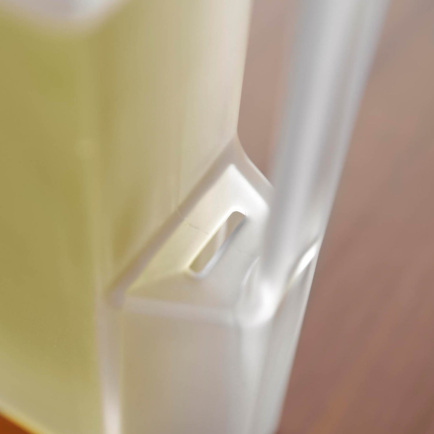 ハンドル付きスリム冷水筒 タワー ２Ｌ