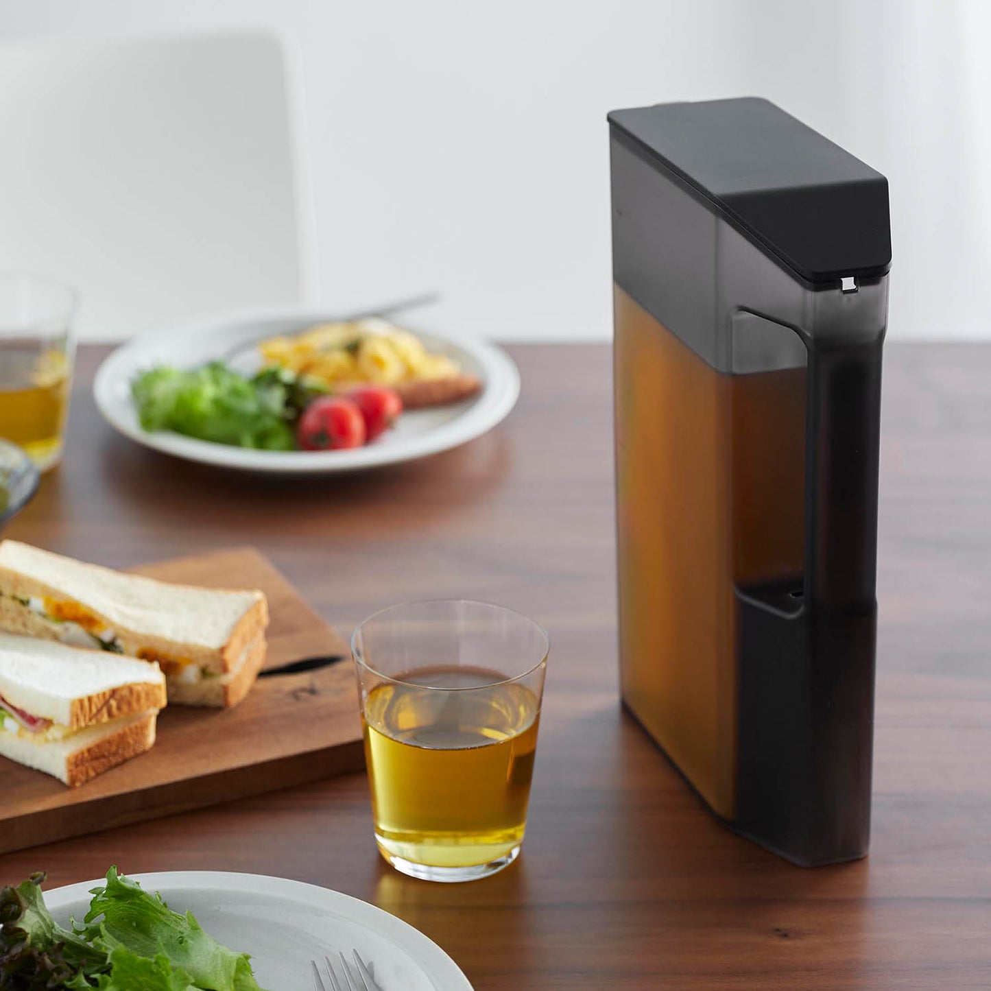 ハンドル付きスリム冷水筒 タワー ２Ｌ