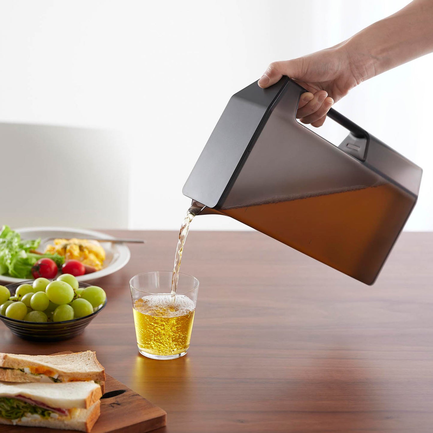 ハンドル付きスリム冷水筒 タワー ２Ｌ