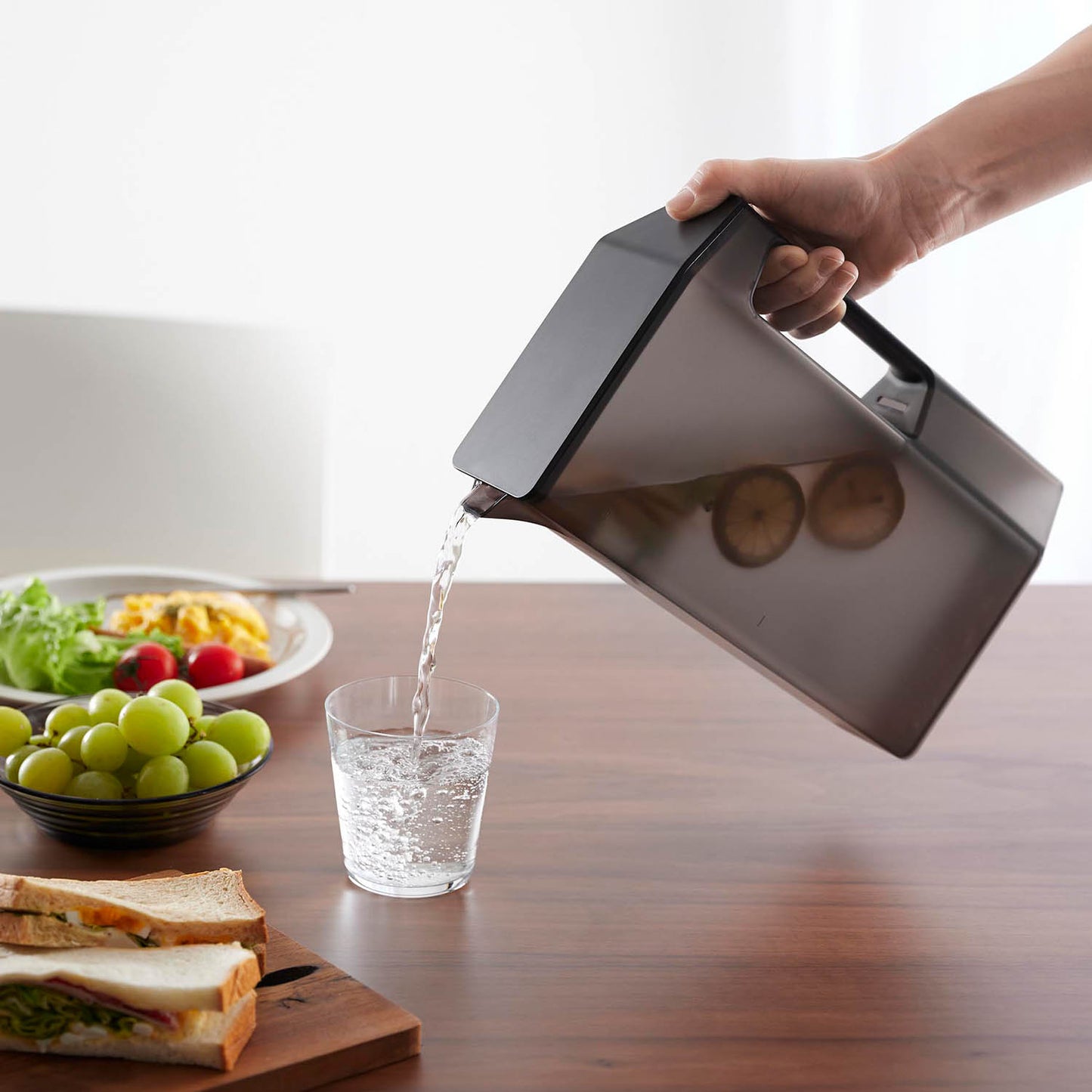 ハンドル付きスリム冷水筒 タワー ２Ｌ