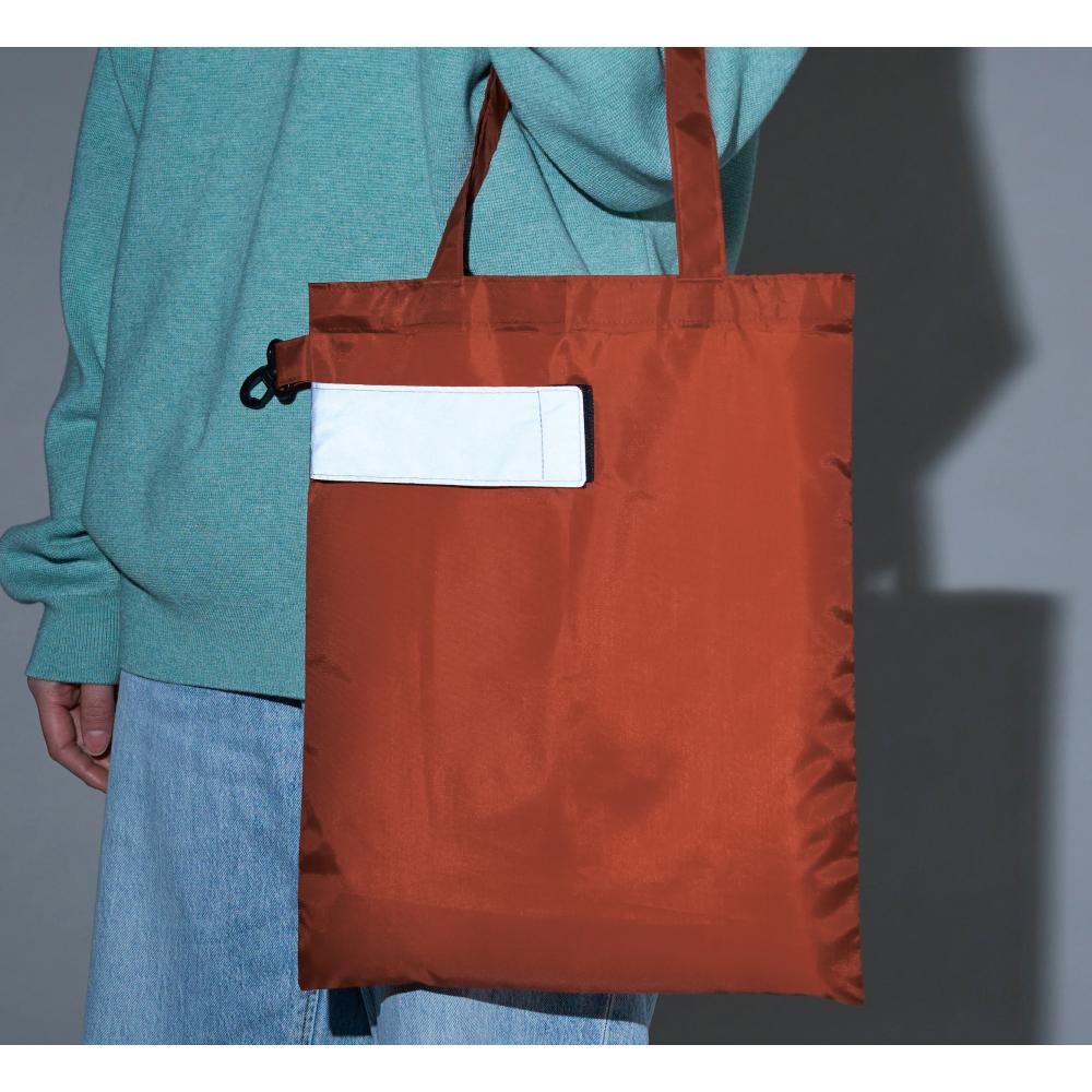 ｅＴＯＮＥ　リフレクター付きエコバッグ　腕に掛けたイメージ　エンジ