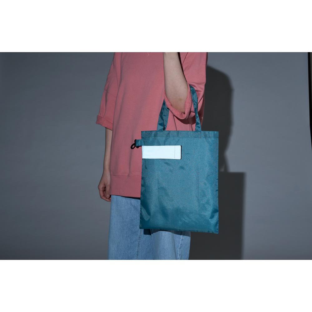 ｅＴＯＮＥ　リフレクター付きエコバッグ　腕に掛けたイメージ　ブルー