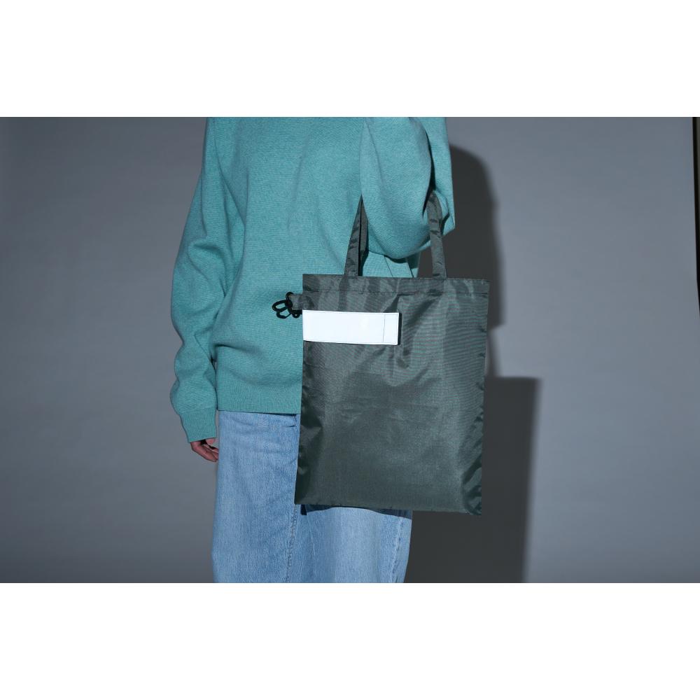 ｅＴＯＮＥ　リフレクター付きエコバッグ　腕に掛けたイメージ　グレー