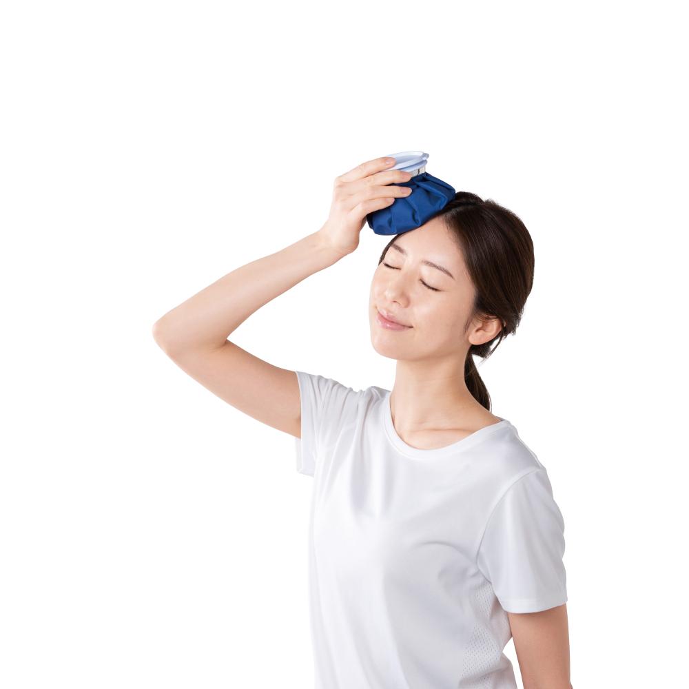 コンパクト氷のう　使用イメージ(おでこ)