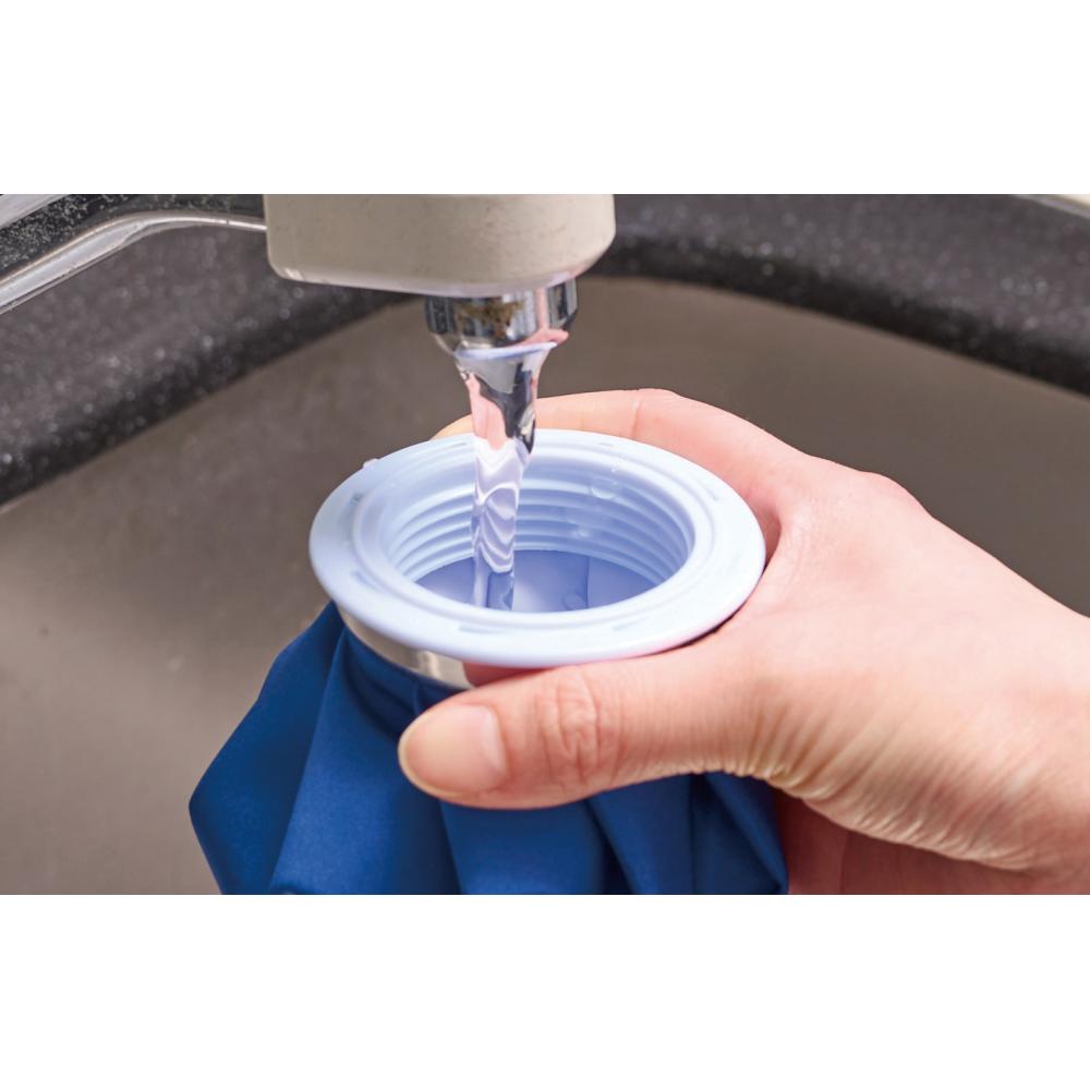 コンパクト氷のうに水を入れるイメージ
