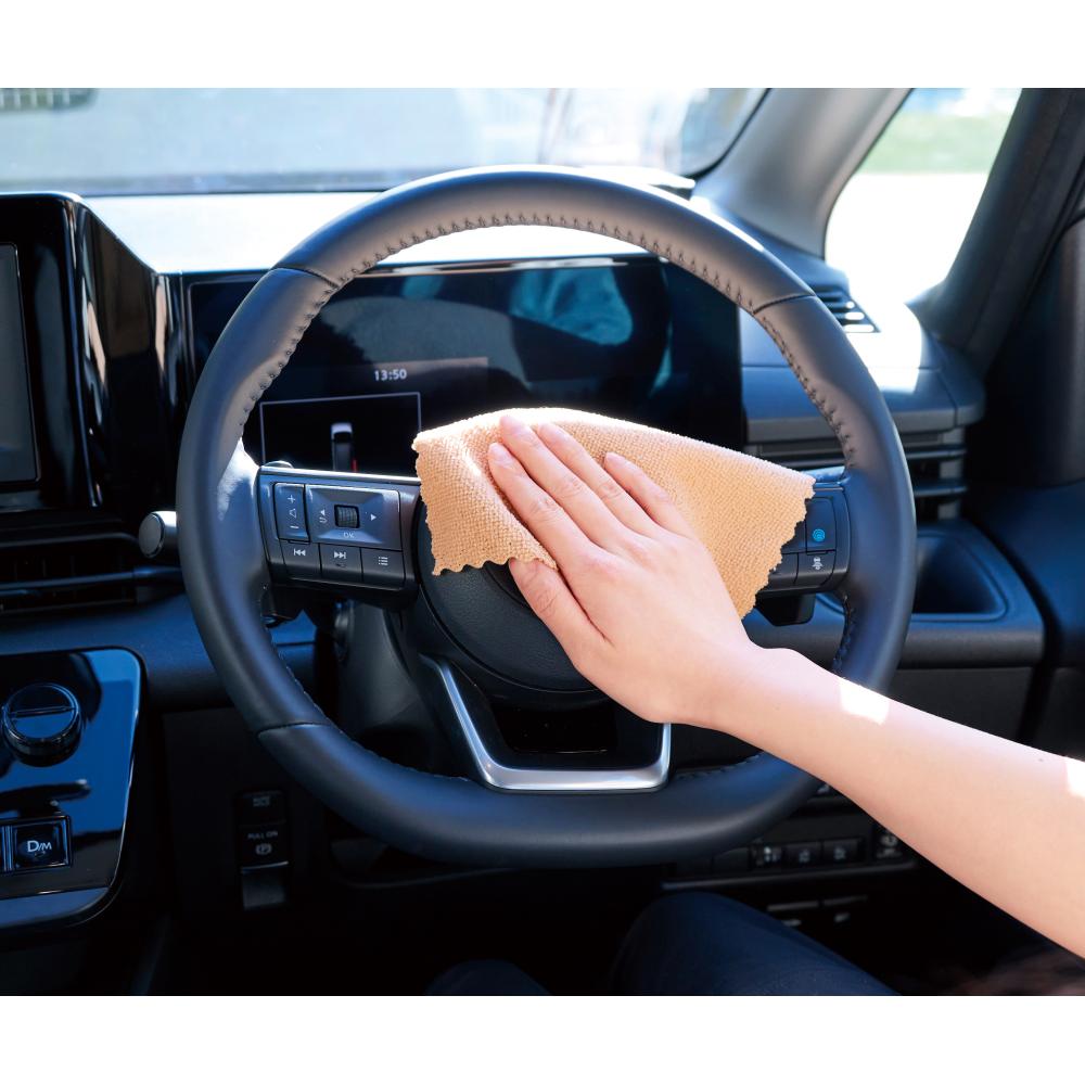 繰り返し使える　マルチクロス３枚組で車内のハンドルを拭くイメージ