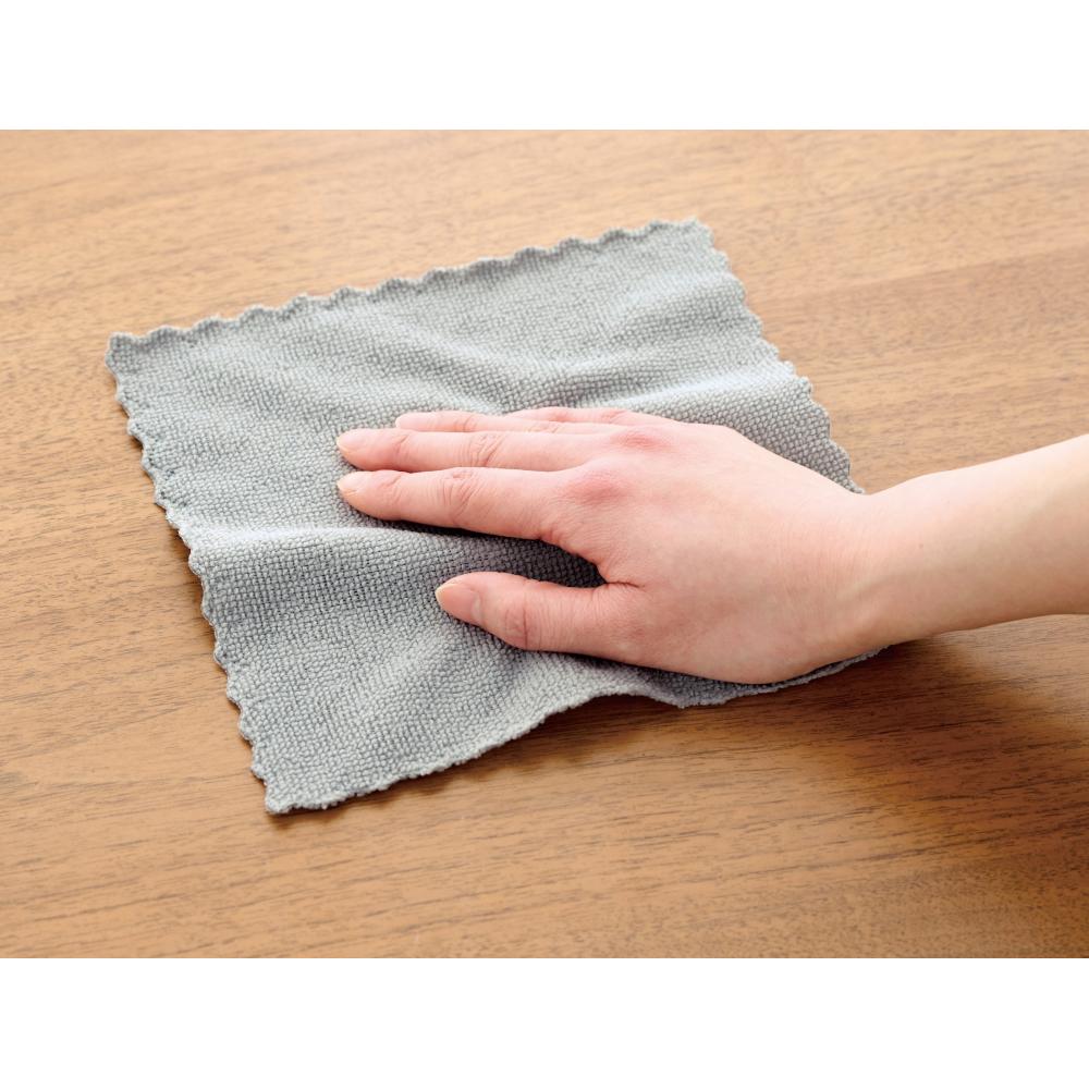 繰り返し使える　マルチクロス６枚組　でテーブルを拭くイメージ(グレー)