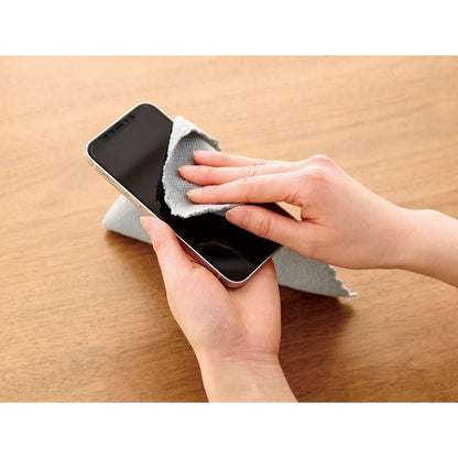 繰り返し使える　マルチクロス６枚組でスマホを拭くイメージ