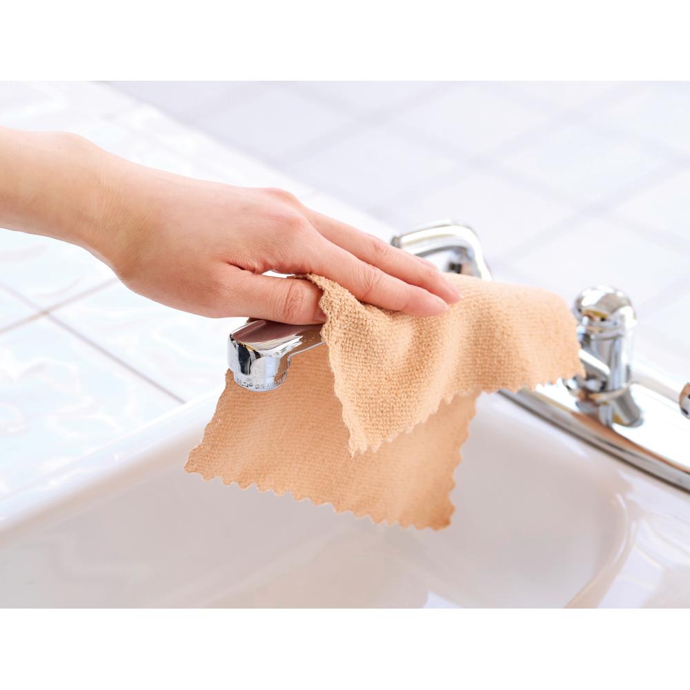 繰り返し使える　マルチクロス１０枚組　蛇口を拭いているイメージ