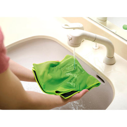 涼感タオル１枚を水で冷やすイメージ