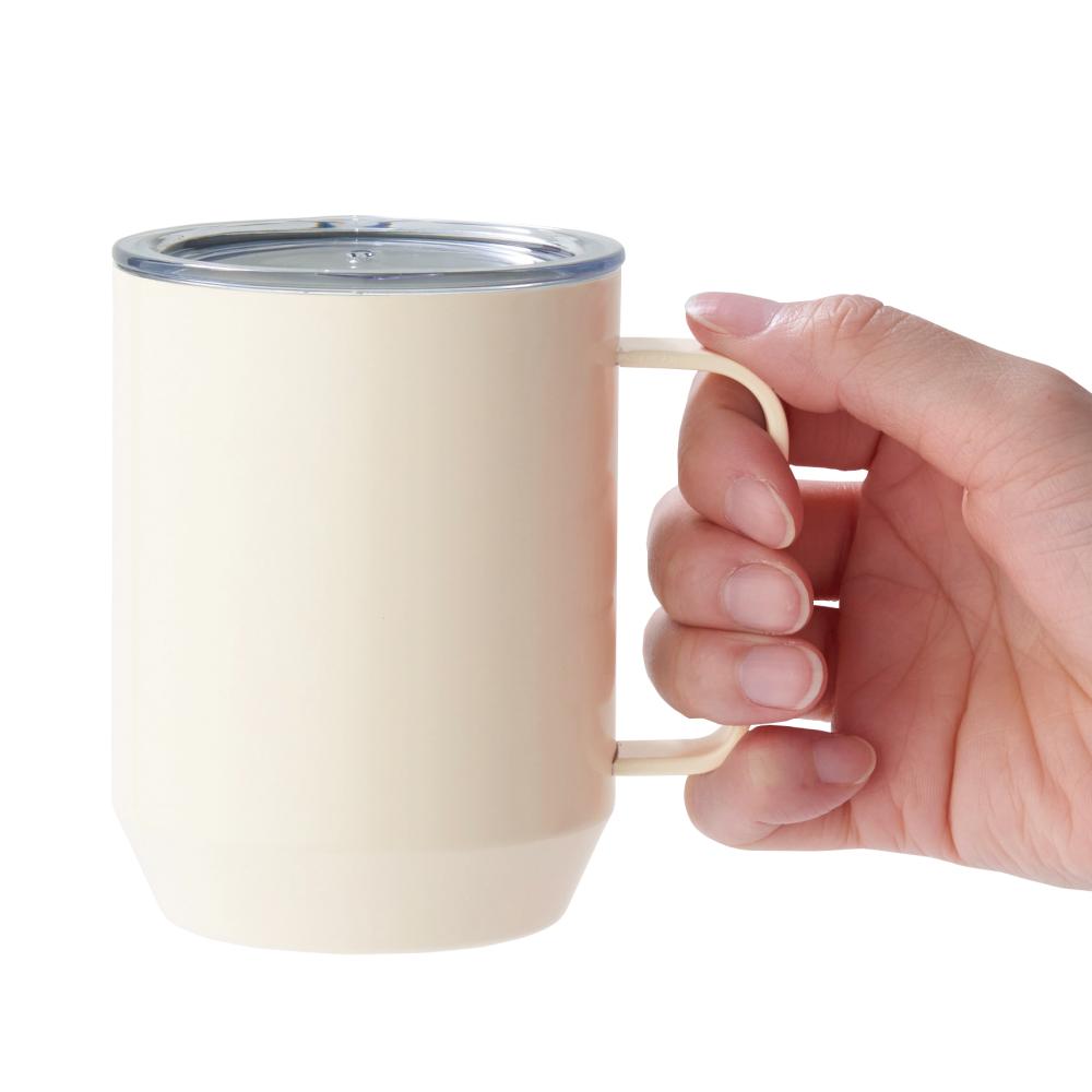蓋付き真空ステンレスマグカップ４００ｍｌ　手に持った時のイメージ　オフホワイト