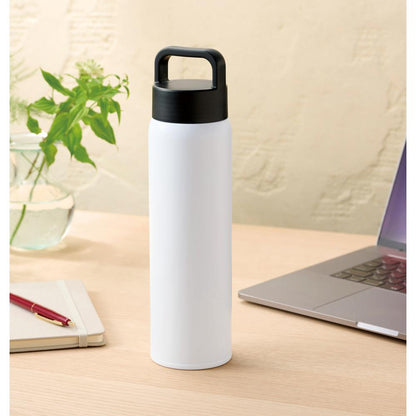 ハンドル付きスタイリッシュボトル７５０ｍｌ　机の上に置いたイメージ