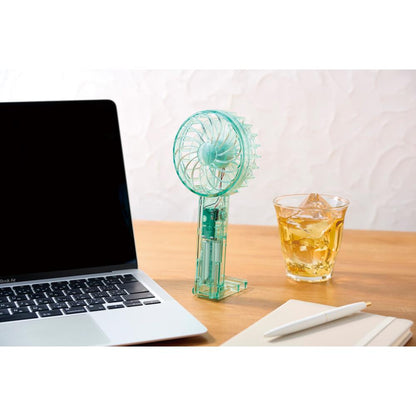 クリアハンディファン　１個　卓上での使用イメージ