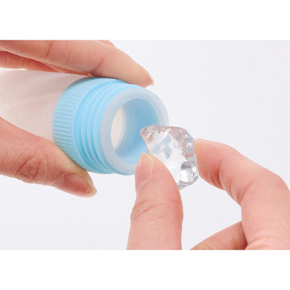 アイシングボトル（氷のう）１本　氷のうに氷を入れるイメージ