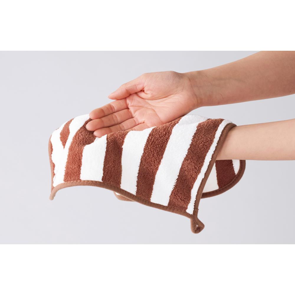 ふんわりストライプ　ウォッシュタオルで手を拭いてるイメージ