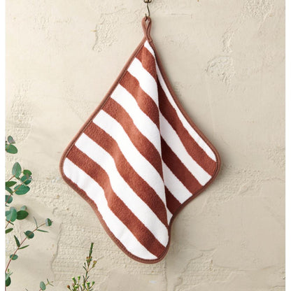 ふんわりストライプ　ウォッシュタオルを壁に掛けてるイメージ