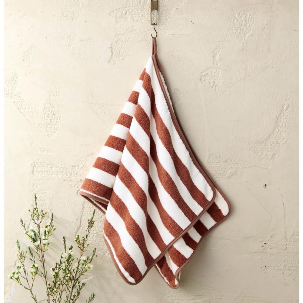 ふんわりストライプ　フェイス＆ハンドタオル　フェイスタオルを壁に掛けたイメージ