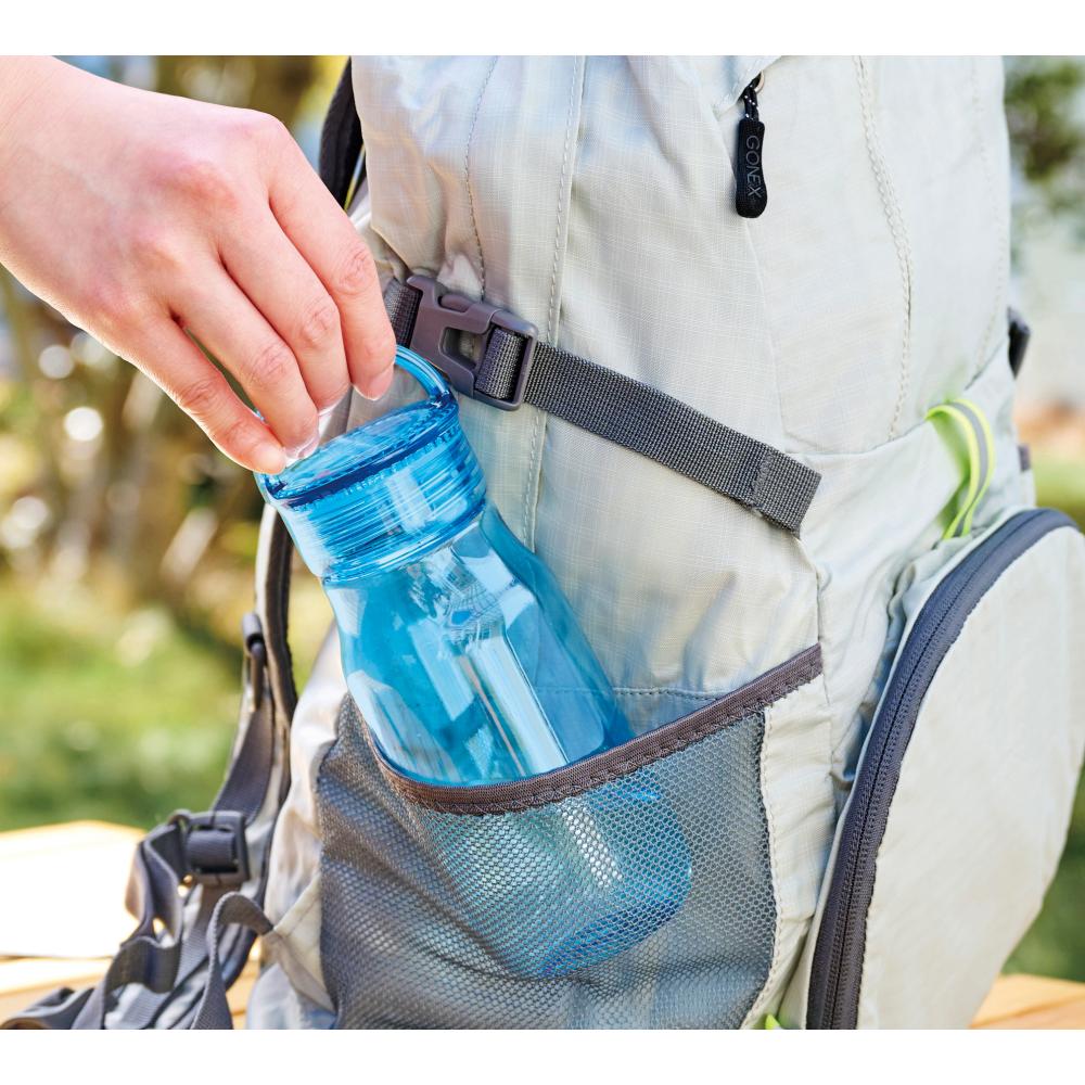 クリアボトル４００ｍｌ１本をリュックのサイドポケットに入れるイメージ
